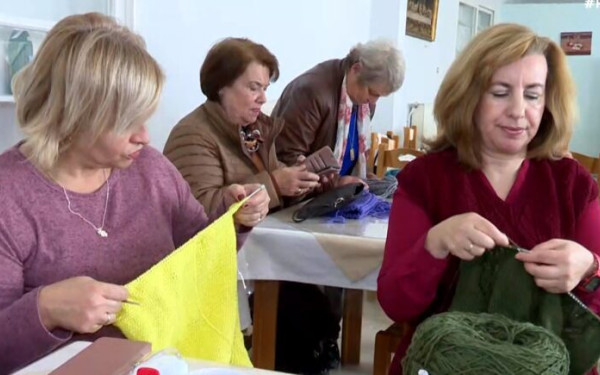 Χιώτισσες πλέκουν σκουφιά για τους μαθητές του Παλαμά Καρδίτσας (βίντεο)