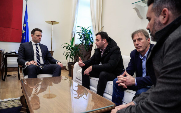 Κασσελάκης: «Πρωθυπουργός της κωλοτούμπας» ο Κυριάκος Μητσοτάκης 