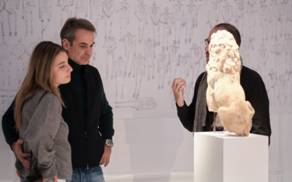 Κυρ. Μητσοτάκης: Στην έκθεση "Χαιρώνεια 2 Αυγούστου 338 πΧ" με την κόρη του Δάφνη
