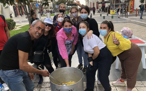 Ο «Άλλος Άνθρωπος» μαγειρεύει... ζωντανά στη Θεσσαλονίκη - Δωρεάν 1.000 μερίδες φαγητού στην Αριστοτέλους