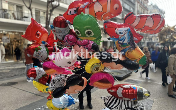 Ψώνια τελευταίας στιγμής, μουσικοί του δρόμου και οι τελευταίες βόλτες του 2023 στο κέντρο της Θεσσαλονίκης (βίντεο & φωτ.)