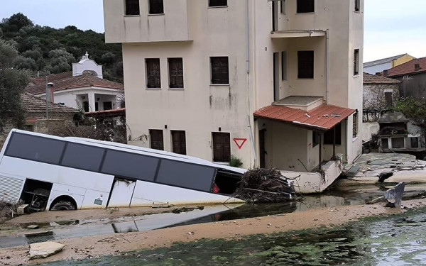 Πλημμύρες στη Θεσσαλία: Παραμένουν οι εικόνες καταστροφής στον Πλατανιά Πηλίου (φωτ.)