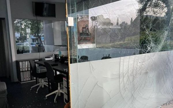 Κεραυνός χτύπησε υποσταθμό του ΔΕΔΔΗΕ και διέλυσε τζαμαρίες γραφείων στο Ψυχικό (φωτ.)