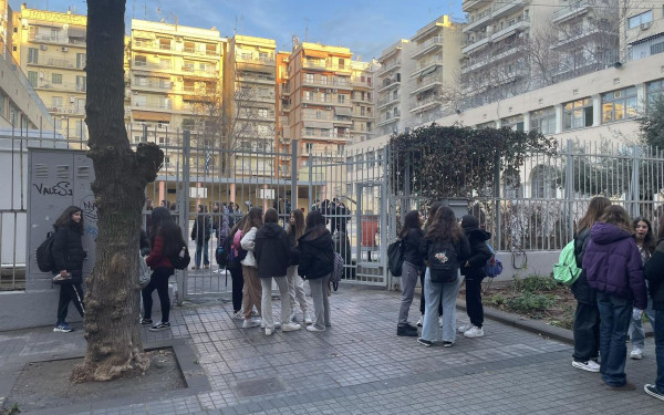 Θεσσαλονίκη: «Αρκετά παιδιά πήγαν σχολείο με συμπτώματα» - Τι ζητούν οι γονείς
