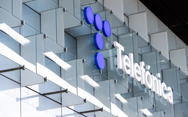 Ισπανία: Γιγαντιαία εταιρεία τηλεφωνίας απολύει 3.400 υπαλλήλους άνω των 56 ετών