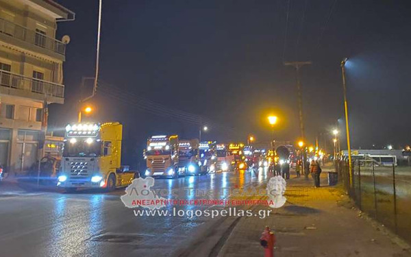 Πέλλα: Με τράκτορες υποδέχθηκαν το νέο χρόνο στα Γιαννιτσά - Δείτε βίντεο Πέλλα: Με τράκτορες υποδέχθηκαν το νέο χρόνο στα Γιαννιτσά - Δείτε βίντεο