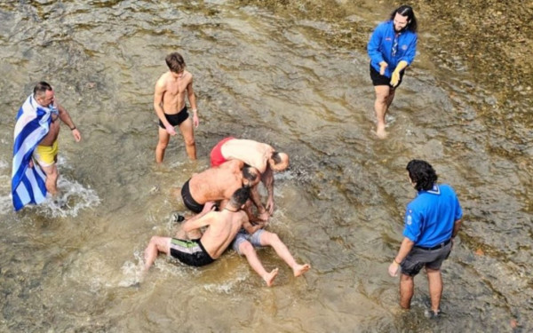 Τρίκαλα: Πιάστηκαν στα χέρια κατά την ρίψη του Σταυρού (βίντεο)