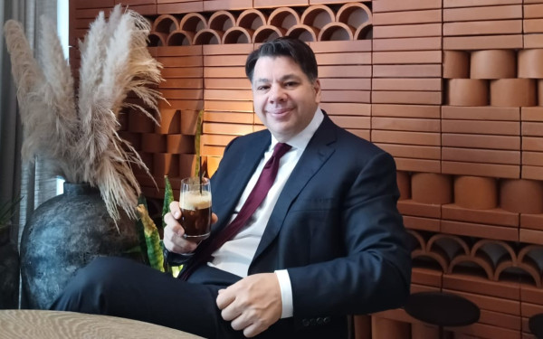 Πρωινός καφές με τον Αμερικανό πρέσβη Γιώργο Τσούνη (βίντεο)