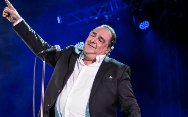 Βασίλης Καρράς: Ο καλλιτεχνικός κόσμος θρηνεί και υποκλίνεται στον «Άρχοντα της πίστας»