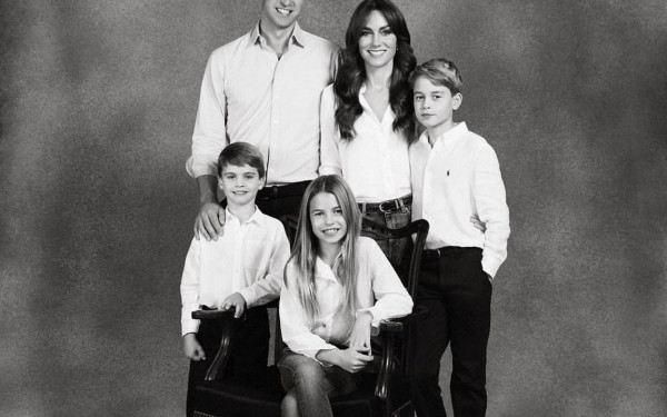 Βρετανία: Νέα φωτογραφία με τα παιδιά τους δημοσίευσαν ο Ουίλιαμ και η Κέιτ για την ημέρα των Χριστουγέννων