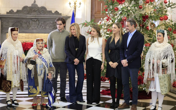 Κάλαντα από περιοχές της Ελλάδας άκουσε ο Κ. Μητσοτάκης μαζί με την οικογένειά του στο Μαξίμου (φωτ.)