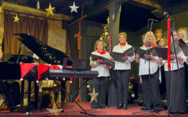 «Χαίρε γη και ουρανοί»: Η Θάσος γιόρτασε τα Χριστούγεννα με τις χορωδίες της (φωτ.)