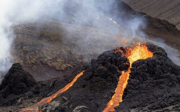 Ισλανδία: Νέα έκρηξη ηφαιστείου - Εκκενώθηκε ξανά η πόλη Γκρίνταβικ, κάηκαν σπίτια