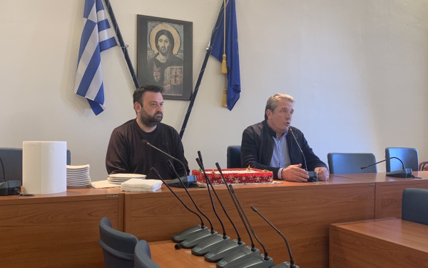 Με χαμόγελα και ευχές πλημμύρισε το Δημαρχείο Πολυγύρου στην κοπή της πίτας