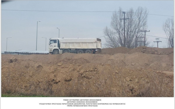 Θεσσαλονίκη: Άδειαζαν μπάζα από εργοτάξιο εταιρείας σε αγροτεμάχιο στην Παλαιά Εθνική Οδό Θεσσαλονίκης - Καβάλας (φωτ.)