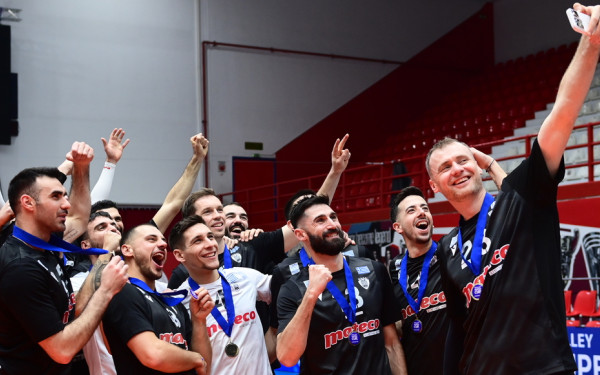 Βόλεϊ: Έτσι πανηγύρισε ο ΠΑΟΚ την κατάκτηση του Σούπερ Καπ στην έδρα του Ολυμπιακού (βίντεο)