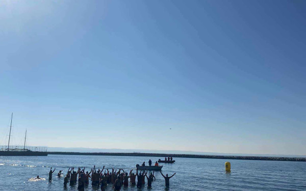 Θεσσαλονίκη: Χειμερινοί κολυμβητές βούτηξαν στον Θερμαϊκό (φωτ., βίντεο)