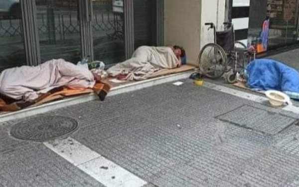 Άστεγοι: Με κουβέρτες και υπνόσακους προσπαθούν να προστατευτούν από την παγωνιά