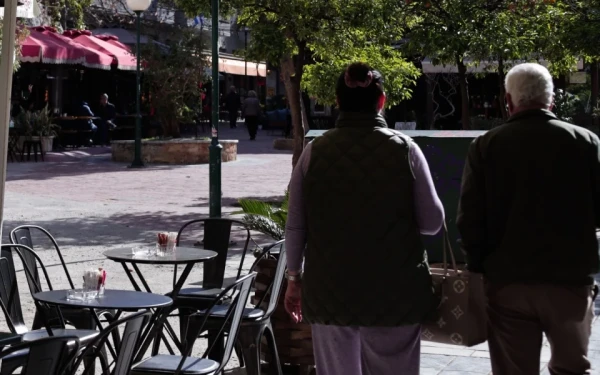 «Μήνυμα» Αγγελούδη στους καταστηματάρχες που καταπατούν δημόσιο χώρο με τραπεζοκαθίσματα