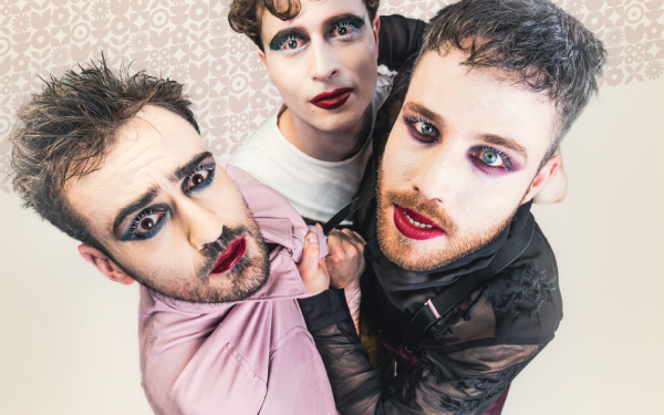 «Τα λουλούδια στην κυρία»: Η σουρεάλ κωμωδία του Άκη Δήμου για τρεις παραστάσεις στη Θεσσαλονίκη