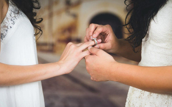 Οι νέες ληξιαρχικές πράξεις γέννησης και γάμου μετά τον νόμο για την ισότητα στο γάμο (βίντεο & φωτ.)