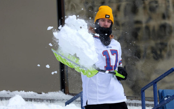 ΗΠΑ: Οπαδοί πληρώθηκαν με 18 ευρώ την ώρα για να καθαρίσουν το γήπεδο από το χιόνι (βίντεο)