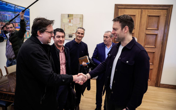 Στέφανος Κασσελάκης για τράπεζες: «Καρτελοποίηση, χαμηλή ποιότητα υπηρεσιών, υπέρογκα κέρδη, εργασιακή επισφάλεια»