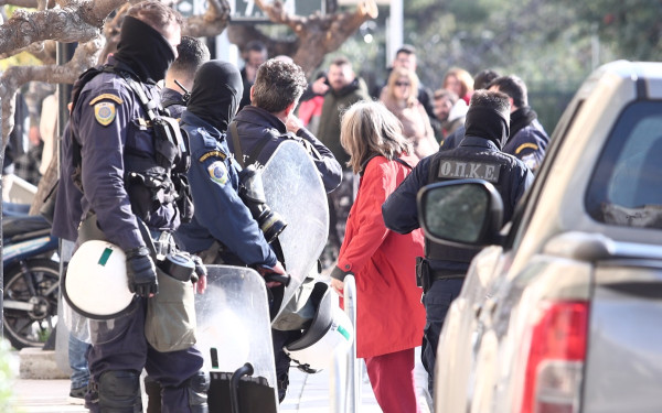 ΚΚΕ: Την ώρα που Κ. Μητσοτάκης παρίστανε τον εγγυητή των «δικαιωμάτων», τα ΜΑΤ συνελάμβαναν την Ι. Κολοβού και τον γιο της