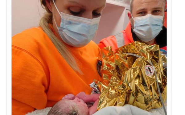 Κρήτη: Μωράκι γεννήθηκε μέσα σε ασθενοφόρο του «Χαμόγελου του Παιδιού»