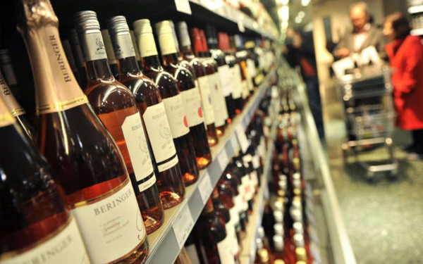 Θεσσαλονίκη: «Ρήμαξαν» σούπερ μάρκετ της δυτικής Θεσσαλονίκης - Προτιμούσαν τα αλκοολούχα ποτά