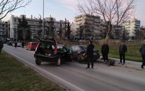 Θεσσαλονίκη: Όχημα προσέκρουσε σε σταθμευμένο αυτοκίνητο στην Πυλαία - Έκλεισε ο δρόμος