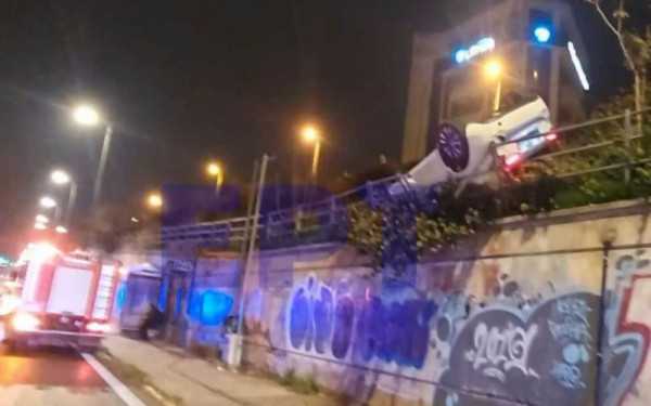 Αθήνα: Τροχαίο στην Ηλιούπολη - Αυτοκίνητο ανατράπηκε και κρεμόταν από τις προστατευτικές μπάρες στη Λ. Βουλιαγμένης (βίντεο)