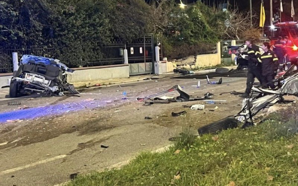 Αθήνα: Σοκαριστικό τροχαίο με νεκρούς δύο 19χρονους στην παραλιακή - Κόπηκε στη μέση ΙΧ (βίντεο)