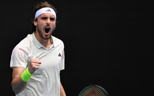 Τένις: «Ροκάρει» στη Μελβούρνη ο Τσιτσιπάς (βίντεο)