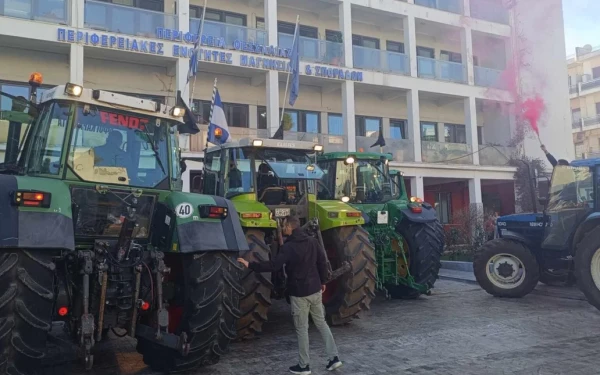 Βόλος: Αγρότες απέκλεισαν με τρακτέρ και καπνογόνα την Περιφέρεια Θεσσαλίας (βίντεο)