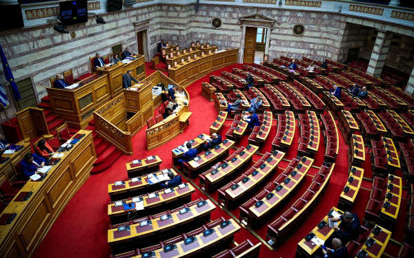 Live η συζήτηση στη Βουλή για την επιστολική ψήφο