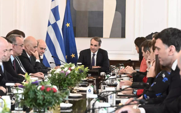 Ο διάλογος Μητσοτάκη-Βορίδη και οι 13 υπουργοί που στηρίζουν το νομοσχέδιο για το γάμο των ομόφυλων ζευγαριών