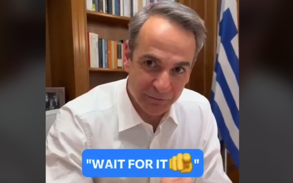 Επέστρεψε και αυτοτρολάρεται στο TikTok ο Κυρ. Μητσοτάκης: «Μου λένε ότι γουρλώνω τα μάτια» (βίντεο)