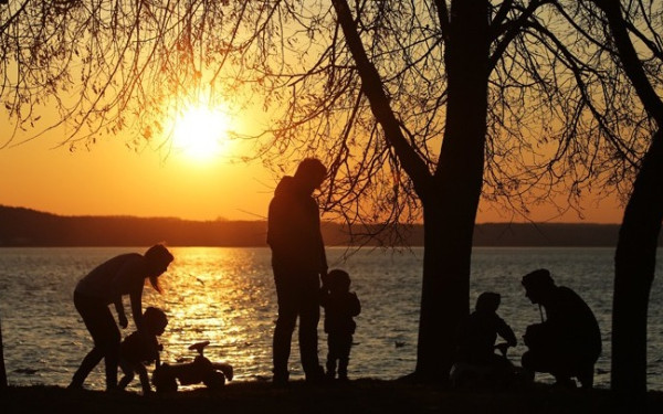 Δημοσκόπηση: Το 64,8% διαφωνεί με την τεκνοθεσία από ομόφυλα ζευγάρια (βίντεο)