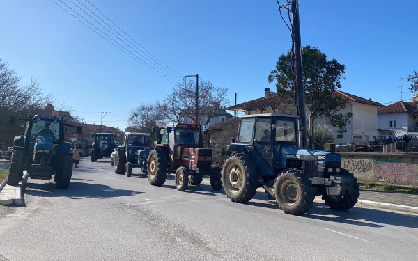 Επανομή: Ξεκίνησε η μηχανοκίνητη πορεία των αγροτών προς το Αεροδρόμιο Μακεδονία (βίντεο)