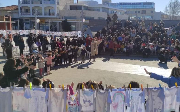 Τα «φανελάκια της ευτυχίας» απλώθηκαν στην πλατεία της Θέρμης - Δείτε φωτογραφίες