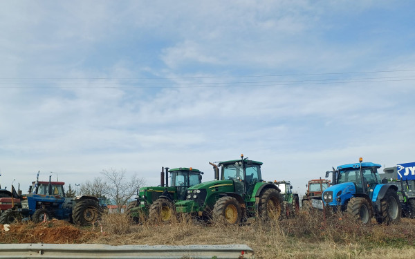 Ενεργοποιήθηκε το μπλόκο στη Γαλάτιστα - Έκλεισαν για 3 ώρες την Ε.Ο. Θεσσαλονίκης-Πολυγύρου οι αγρότες