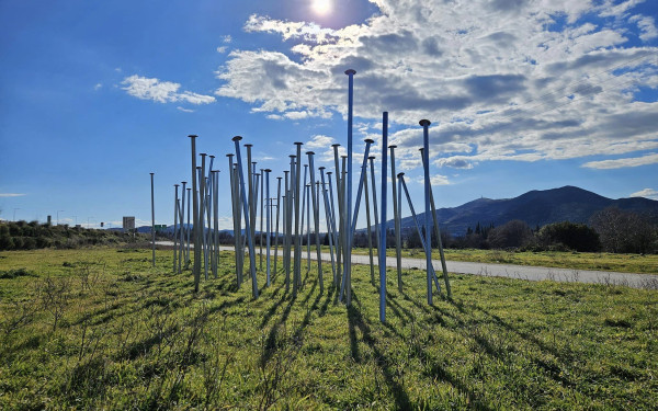 «58 καρφιά στα Τέμπη» - Εικαστική εγκατάσταση στον τόπο της τραγωδίας (φωτ.)