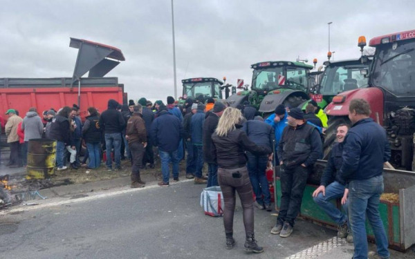 Αγρότες απέκλεισαν αυτοκινητόδρομο στα σύνορα Ολλανδίας - Βελγίου (βίντεο)