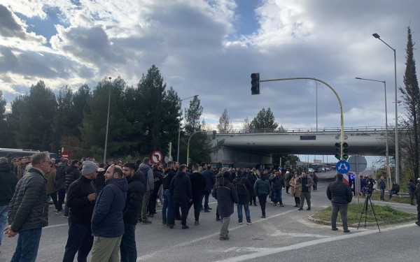 Στους δρόμους παραμένουν αγρότες και κτηνοτρόφοι της Λάρισας (βίντεο & φωτ.)