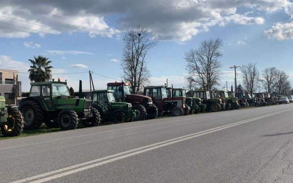 Έκλεισαν τον δρόμο Μουδανιών - Θεσσαλονίκης οι αγρότες