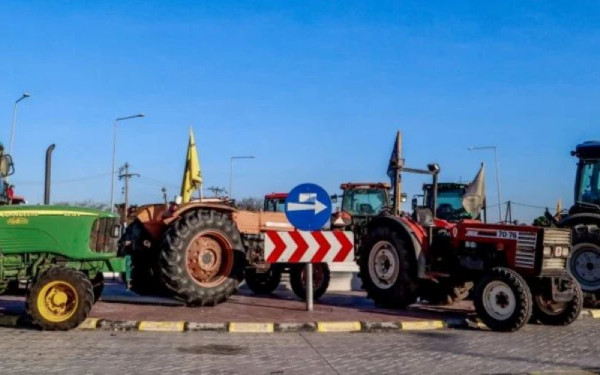 Παραμένουν «ζεστοί» στους δρόμους οι αγρότες - Έτοιμοι να εντείνουν τις κινητοποιήσεις τους (βίντεο)