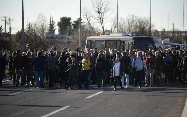 Ούτε βήμα πίσω από τους αγρότες: Κλείνουν τους δρόμους και μετρούν αντίστροφα για την κάθοδό τους στην Αθήνα
