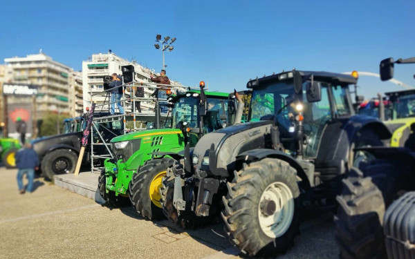 Μπλόκα και γάμος πονοκεφαλιάζουν την κυβέρνηση