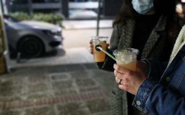 Αλαλούμ με τον ΦΠΑ στην εστίαση: Άλλος συντελεστής «στο χέρι» και άλλος στο τραπέζι για αναψυκτικά, χυμούς και ροφήματα